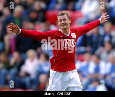 Fußball - FA Barclays Premiership - Wigan Athletic gegen Manchester United - das JJB Stadium. Ole Gunnar Solskjaer von Manchester United feiert den dritten Treffer seiner Seite Stockfoto