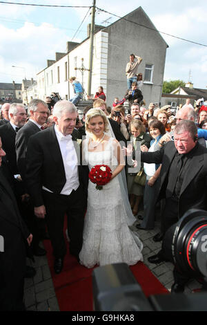 Niamh O'Brien und ihr Vater Tom kommen zu ihrer Hochzeit mit River Dance Star Michael Flatley in St. Patrick's Church in Fermoy, Co Cork. Stockfoto