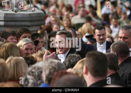 River Dance-Star Michael Flatley wird von Hunderten von Wellwishern überschwemmt, als er vor seiner Hochzeit mit dem 32-jährigen Tänzer Niamh O'Brien in der St. Patrick's Church in Fermoy, Co Cork, ankommt. Stockfoto