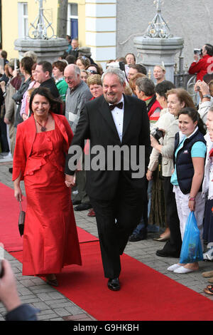 TV-Moderator Gerry Kelly und seine Frau kommen heute vor der Hochzeit von River Dance-Star Michael Flatley und dem 32-jährigen Tänzer Niamh O'Brien in der St. Patrick's Church in Fermoy, Co Cork, an. Stockfoto