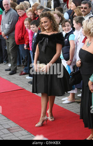 Die Tänzerin Susan Ginity kommt heute vor der Hochzeit von River Dance-Star Michael Flatley und der 32-jährigen Tänzerin Niamh O'Brien in der St. Patrick's Church in Fermoy, Co Cork, an. Stockfoto