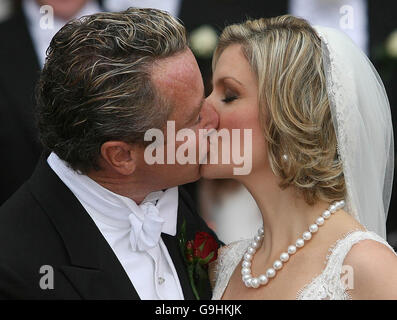 River Dance Star Michael Flatley küsst seine Frau Niamh O'Brien, als das Paar nach ihrer heutigen Hochzeit St. Patrick's Kirche in Fermoy, Co Cork, verlässt. Stockfoto