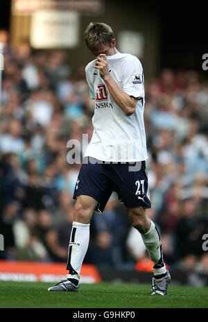 Fußball - FA Barclays Premiership - Aston Villa / Tottenham Hotspur - Villa Park. Calum Davenport von Tottenham Hotspurs wird von Schiedsrichter Martin Atkinson geschickt Stockfoto