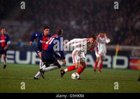 Fußball - UEFA Champions League - zweite Etappe Gruppe B - Paris St Germain / AC Mailand. Andriy Shevchenko (r) von AC Milan versucht, die Sylvain Distin von Paris St Germain zu übernehmen (l) Stockfoto