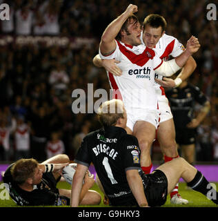 St. Helens's Keiron Cunningham (Mitte) feiert seinen Versuch gegen Hull mit James Roby (rechts) beim engae Super League Grand Final in Old Trafford, Manchester. Stockfoto