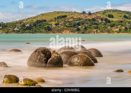 Langzeitbelichtung Bild von Moeraki Boulders liegend auf einer Strecke von Koekohe Strand auf der Otago-Küste Neuseelands in der Welle-Schnitt Stockfoto