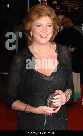 Cilla Black kommt zur Eröffnungsgala des Times London Film Festivals, bei der die britische Premiere des letzten Königs von Schottland vom Odeon Leicester Square im Zentrum von London aus gezeigt wird. Bilddatum: Mittwoch, 18. Oktober 2006. Siehe PA Story SHOWBIZ Film. Der Bildnachweis sollte lauten: Ian West/PA Stockfoto