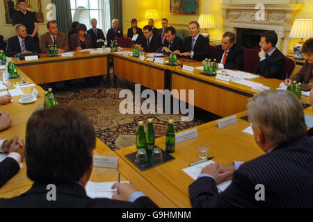 Der britische Premierminister Tony Blair (vierter rechts) führt den Vorsitz bei einem Treffen der britischen Bürgermeister in der Downing Street 10, London. Stockfoto