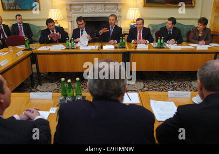 Der britische Premierminister Tony Blair führt den Vorsitz bei einem Treffen der britischen Bürgermeister in der Downing Street 10 in London. Stockfoto