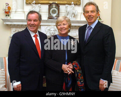 Der britische Premierminister Tony Blair (rechts) steht mit dem Bürgermeister von Chicago Richard Daley und seiner Frau Margaret in der Downing Street Nr. 10 im Zentrum von London zusammen. Stockfoto