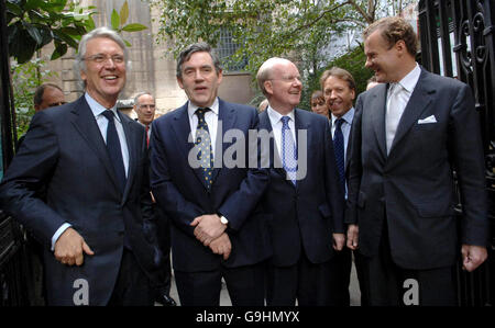 Von links nach rechts: Les Hinton, Chairman von News International, Kanzler Gordon Brown, Murdoch MacLennan, Chief Executive der Telegraph Group, und Lord Rothermere, Chairman von Daily Mail and General Trust, in der St. Bride's Church in der Fleet Street, wo sie an einem Gottesdienst anlässlich des hundertjährigen Bestehens der Newspaper Publisher's Association teilnahmen. Stockfoto