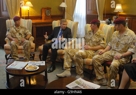 Der NATO-Generalsekretär Jaap de Hoop Scheffer spricht mit 216 Signal Squadron's Corporal Jon Dearnley (2. Rechts), 27, aus Bournemouth, Corporal Warren Adkins (rechts), 25, aus Darlington, Und 3. Bataillon des Parachute Regiments Kapitän Rob Musetti (links), 27, aus Wimbledon im Südwesten Londons, im Foreign & Commonwealth Office (FCO) im Zentrum Londons. Stockfoto