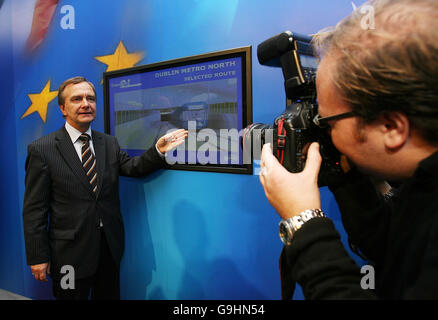 Irischer Verkehrsminister Martin Cullen TD beim Start in Regierungsgebäuden der ersten Metro-Verbindung Dublins. Stockfoto