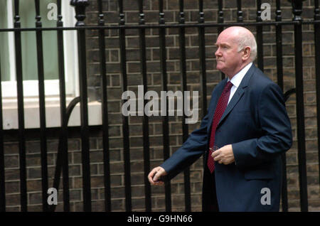 Innenminister John Reid kommt in der Downing Street 10 in London an. Stockfoto