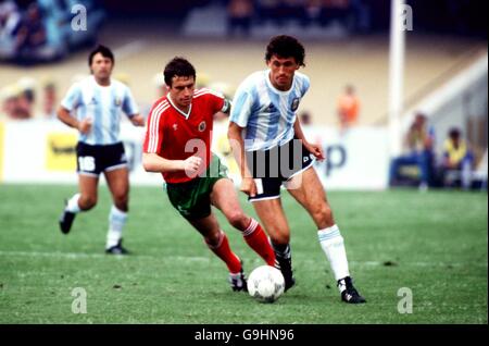 Fußball - Weltmeisterschaft Mexiko 1986 - Gruppe A - Argentinien gegen Bulgarien. Jorge Valdano (r) im Kampf gegen Bulgarien Stockfoto