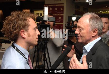 Der Londoner Bürgermeister Ken Livingstone spricht vor der Vorführung mit der Presse. Stockfoto