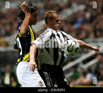 Fußball - UEFA Cup - Gruppe H - Newcastle / Fenerbahce. Damien Duff aus Newcastle tuselt mit Fenerbahce's Onder Turaci während des UEFA-Cup-Spiels der Gruppe H im St James Park, Newcastle. Stockfoto