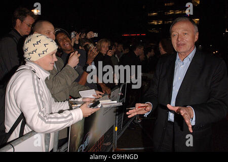 Der Londoner Bürgermeister Ken Livingstone spricht mit der Menge, als er zur britischen Premiere von Venus aus dem Odeon West End im Zentrum von London kommt. Stockfoto