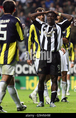 Fußball - UEFA Cup - Gruppe H - Newcastle / Fenerbahce. Obafemi Martins aus Newcastle verpasste eine Chance gegen Fenerbahce während des UEFA-Cup-Spiels der Gruppe H im St James Park, Newcastle. Stockfoto