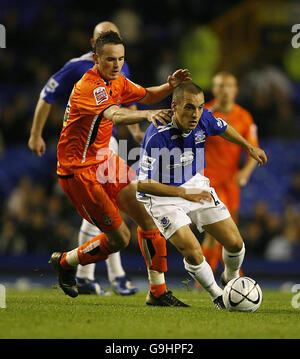 Everton's Leon Osman (rechts) in Aktion mit Luton's David Bell während der Carling Cup dritten Runde im Goodison Park, Liverpool. Stockfoto