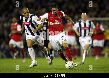 Fußball - Carling Cup dritte Runde - West Bromwich Albion gegen Arsenal. Jeremie Aliadiere von Arsenal kommt Albions Nigel Quashie während der dritten Runde des Carling Cup in den Hawthorns, West Bromwich, aus. Stockfoto