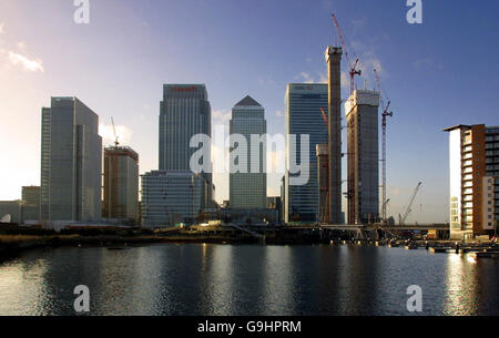 Bibliotheksdatei vom 01-12-2002. Ein Blick auf die Canary Wharf Entwicklung in Londons Docklands, zeigt One Canada Square (in der Mitte). HSBC und Citgroup sind Mieter in den beiden Gebäuden auf beiden Seiten. Stockfoto