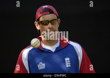 England Spin Bowler Ashley Giles während einer Netzsitzung im Sardar Patel Stadium, Ahmedabad, Indien. Stockfoto