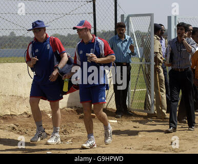 Cricket - England Übungssitzung - Ahmedabad. Der Engländer Andrew Strauss und Cheftrainer Duncan Fletcher (links) verlassen eine Netzsitzung im Sardar Patel Stadium, Ahmedabad, Indien. Stockfoto