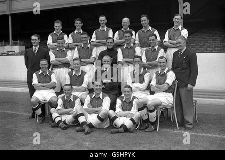 Arsenal-Team-Gruppe: (Hintere Reihe, l-r) Alex Forbes, Joe Wade, Les Smith, George Male, Denis Compton, Joe Mercer; (mittlere Reihe, l-r) Jack Crayston, Reg Lewis, Alf Fields, George Swindin, Les Compton, Ian McPherson, Trainer Billy Milne; (vordere Reihe, l-r) Laurie Scott, Archie Macaulay, Manager Tom Whitke Roootaker, Wally Barnes (Auf dem Boden, l-r) Bryn Jones, Don Roper, Jimmy Logie Stockfoto