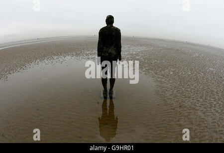 Ein weiterer Ort von Angel of the North Schöpfer Antony Gormley am Crosby Beach, Merseyside, die einen Aufenthalt der Ausführung gewährt wurde. Stockfoto