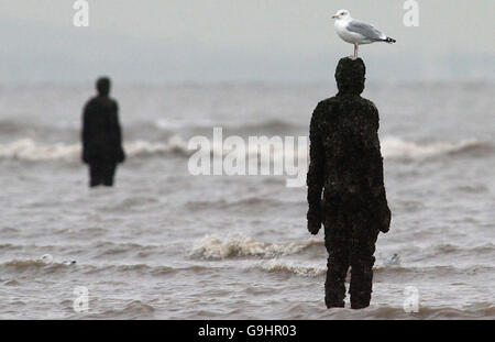 Ein weiterer Ort von Angel of the North Schöpfer Antony Gormley am Crosby Beach, Merseyside, die einen Aufenthalt der Ausführung gewährt wurde. Stockfoto