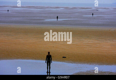 Ein weiterer Ort von Angel of the North Schöpfer Antony Gormley am Crosby Beach, Merseyside, die einen Aufenthalt der Ausführung gewährt wurde. Stockfoto