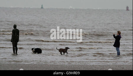 Ein weiterer Ort von Engel des Nordens Schöpfers Antony Gormley auf Crosby Strand Stockfoto