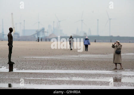 Ein weiterer Ort von Angel of the North Schöpfer Antony Gormley am Crosby Beach, Merseyside, die einen Aufenthalt der Ausführung gewährt wurde. Stockfoto