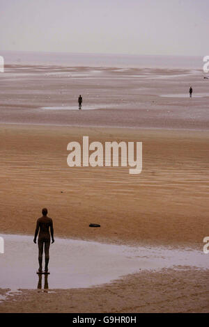 Ein weiterer Ort von Engel des Nordens Schöpfers Antony Gormley auf Crosby Strand Stockfoto