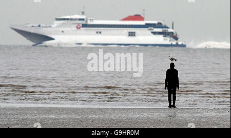 Ein weiterer Ort von Angel of the North Schöpfer Antony Gormley am Crosby Beach, Merseyside, die einen Aufenthalt der Ausführung gewährt wurde. Stockfoto