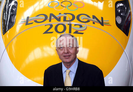 OLYMPISCHE SPORTSPIELE. Der Londoner Bürgermeister Ken Livingstone steht vor dem Javelin-Zug in Stratford, im Osten Londons. Stockfoto