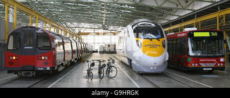 Eine U-Bahn, Fahrräder, der neue Javelin-Zug und ein Bus in Stratford, Ost-London, wo heute die Verkehrspläne für die Olympischen Spiele 2012 veröffentlicht wurden. Stockfoto