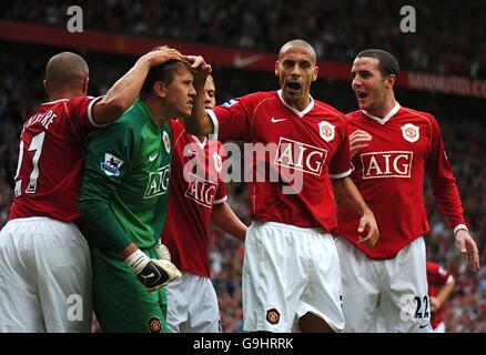 Fußball - FA Barclays Premiership - Manchester United / Arsenal - Old Trafford. Torhüter Tomasz Kuszczak von Manchester United feiert mit Teamkollegen die Rettung von Arsenals Gilberto Silva-Elfmeter Stockfoto