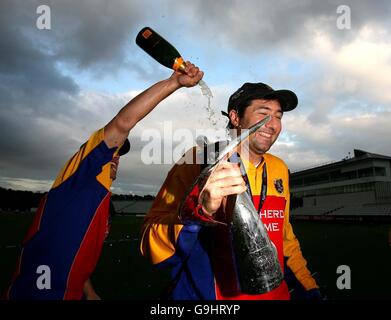 Essex-Kapitän Ronnie Irani feiert mit der Trophäe, nachdem er die Pro40 League gewonnen hat, trotz ihrer Niederlage gegen Durham auf dem County Ground, Chester-le-Street, Durham. Stockfoto