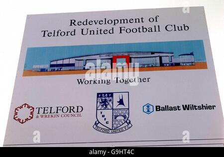 Fußball - Shropshire Senior Cup - Halbfinale - Shifnal Town gegen Telford United. Ein Board am Standort, an dem der neue Standort von Telford United entwickelt wird Stockfoto