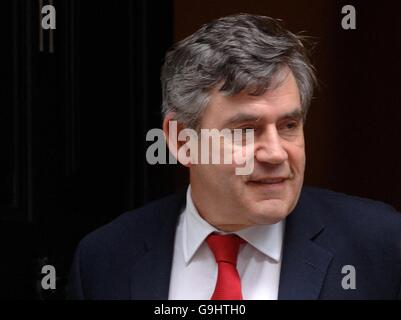 Kanzler Gordon Brown verlässt das politische Treffen der Vorparteienkonferenz in der Downing Street 10. Stockfoto