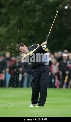 Lee Westwood, Spieler des European Ryder Cup, verzögerte während seines Regens die Übungsrunde.die heutige zweite Übungsrunde wurde aufgrund der widrigen Wetterbedingungen im K Club vor dem DonnerstagstagnachrundenRyder Cup verschoben. Bilddatum: Mittwoch, 20. September 2006. Stockfoto