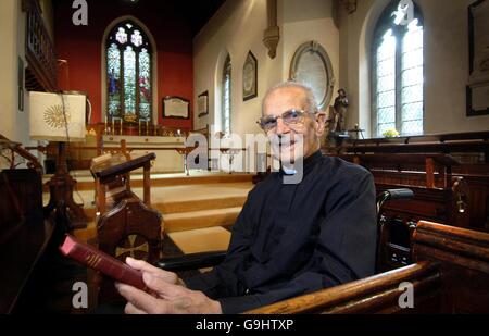 Die Kirche von Englands ältestem und am längsten dienenden Priester, die Revd. Raymond Bristow spricht nach der heutigen Eucharistie mit Gemeindemitgliedern in der St. James' Church, Norton Canes in der Nähe von Cannock, Staffordshire. Stockfoto