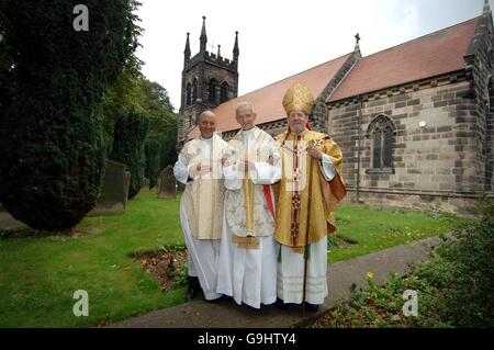 Die Kirche von Englands ältestem und am längsten dienenden Priester, die Revd. Raymond Bristow (Mitte) steht mit dem Bischof von Ebbsfleet Andrew Burnham (links) und Vikar Neil Hibbins nach der heutigen Eucharistie in der St. James Kirche, Norton Canes bei Cannock, Staffordshire. Stockfoto