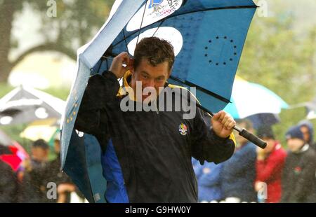 Der europäische Ryder Cup Spieler Lee Westwood schützt vor dem Regen auf dem Übungsgrün im K Club. Die heutige Übungsrunde wurde aufgrund der widrigen Wetterbedingungen im K Club, Co Kildare, Irland, vor dem Ryder Cup, der am Donnerstag beginnt, im Zweifel gelassen. Stockfoto