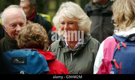 Camilla beteiligt sich an 10 Meile Charity Wanderung Stockfoto