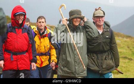 Camilla beteiligt sich an 10 Meile Charity Wanderung Stockfoto