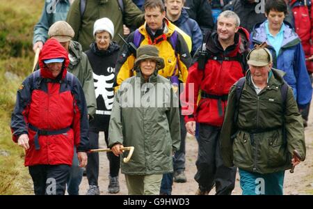 Die Herzogin von Rothesay startet eine Woche Spaziergänge zur Unterstützung der National Osteoporose Society (NOS) mit einer Wanderung um Loch Muick auf dem Balmoral Estate in Schottland. Stockfoto