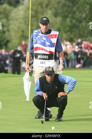 Golf - 36. Ryder Cup - Tag 2 - der K Club. Tiger Woods und sein Caddy Steve Williams Stockfoto